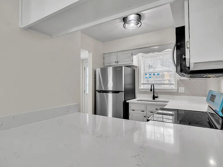 1056 N Montgomery St — Photo 10
