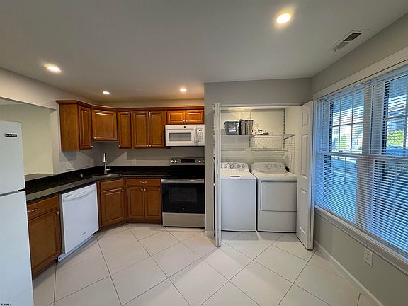 4th image of 3221 Juniper Ct #3221