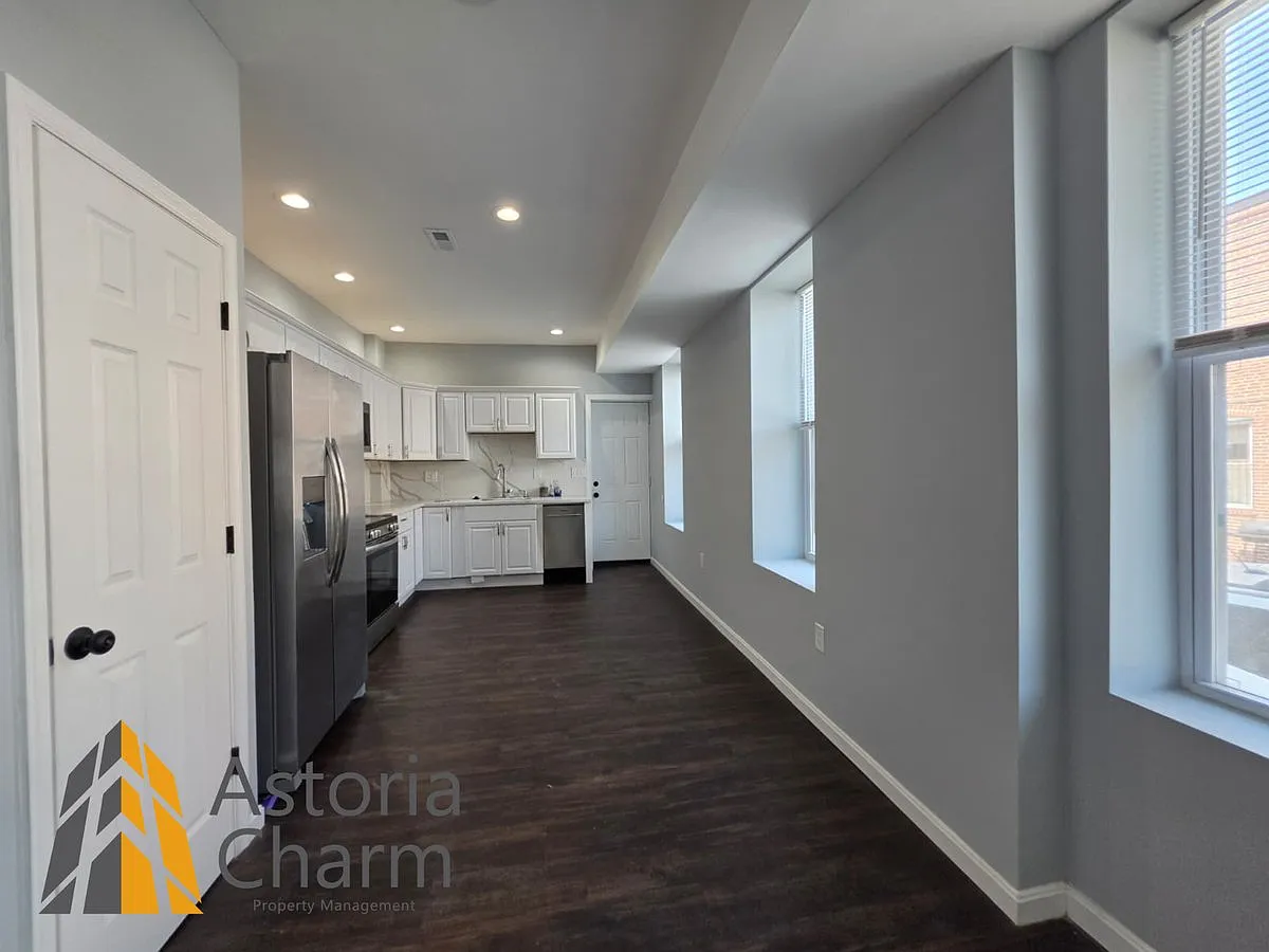2920 E Madison St - 2920 E Madison St — Photo 2