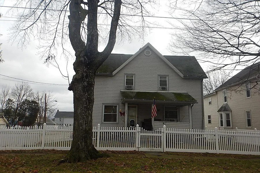 225 Jefferson St photo 1