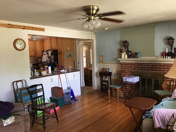 3rd image of 28 Mansion Dr
