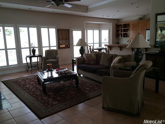 4th image of 2679 Paradise Dr