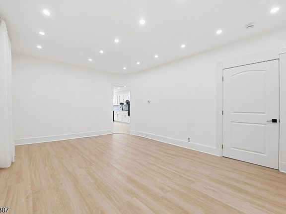 3rd image of 813 20Th St