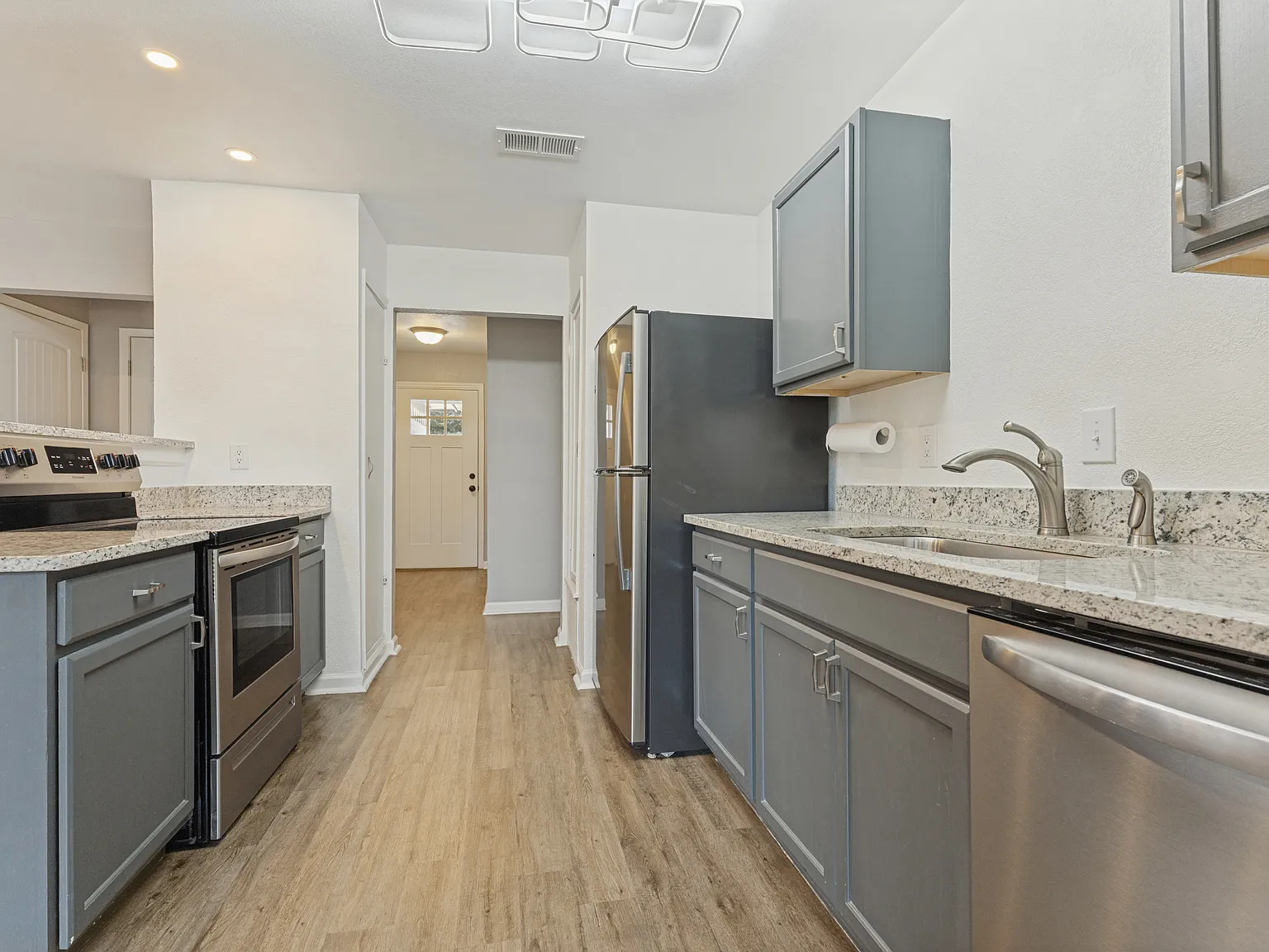 3 bed, 1389 sqft, $2,150 — Photo 4