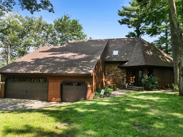 E1133 Round Lake Dr, Waupaca, WI 54981