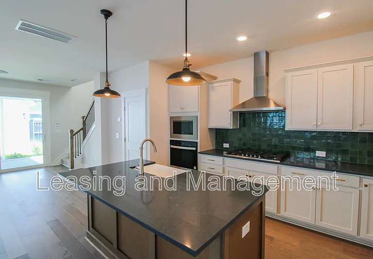 111 Crimson St — Photo 4