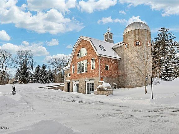 3rd image of 331 Vly Road