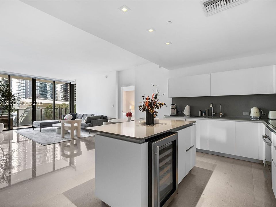 1st image of 88 SW 7th St APT 809
