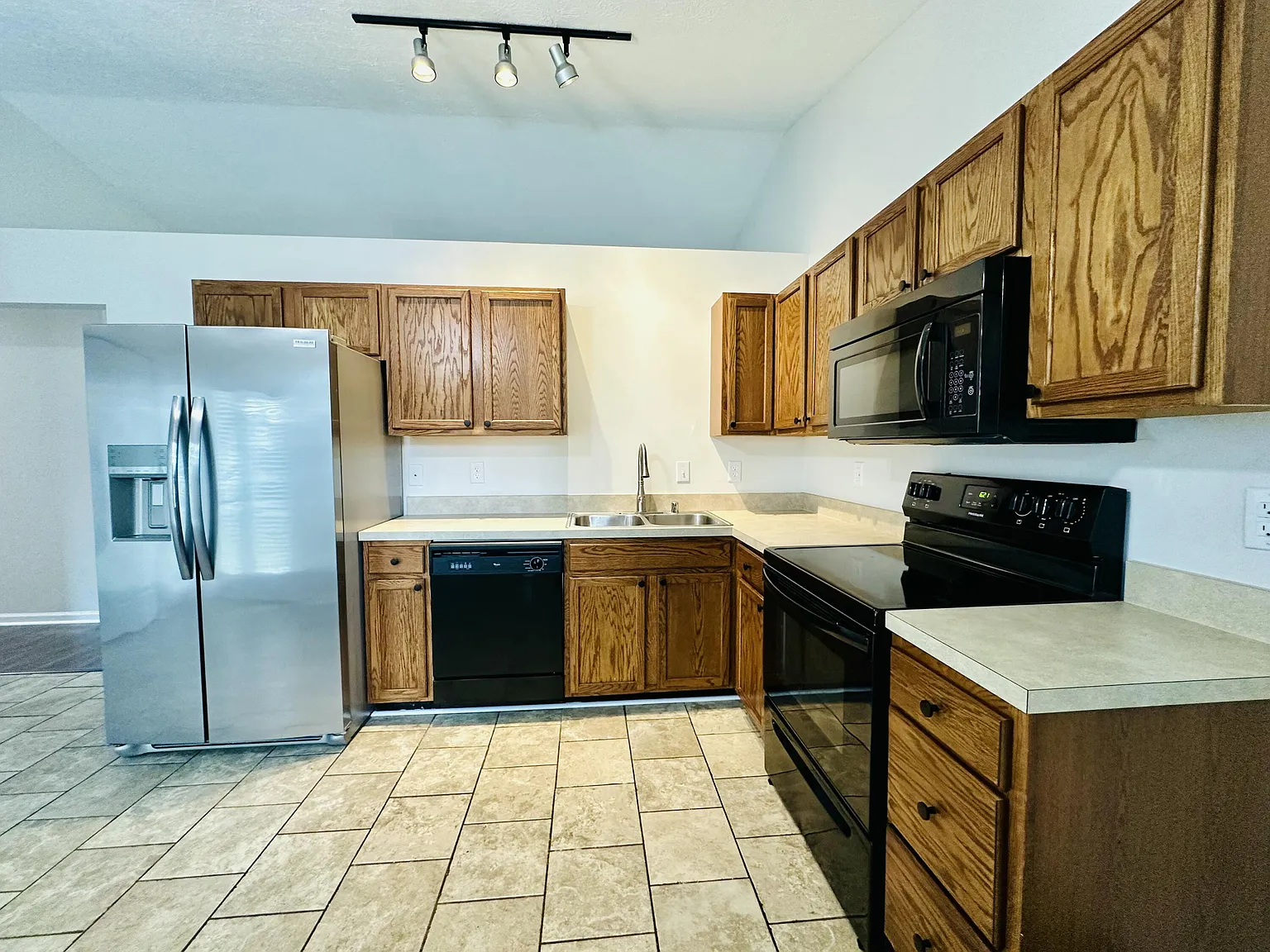3 bed, 2.0 bath, 1040 sqft, $2,000 — Photo 4