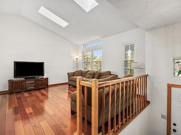 3rd image of 121 Clearbrook Dr