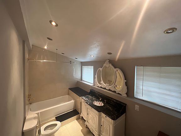 5th image of 100 NE 43rd St Unit 3