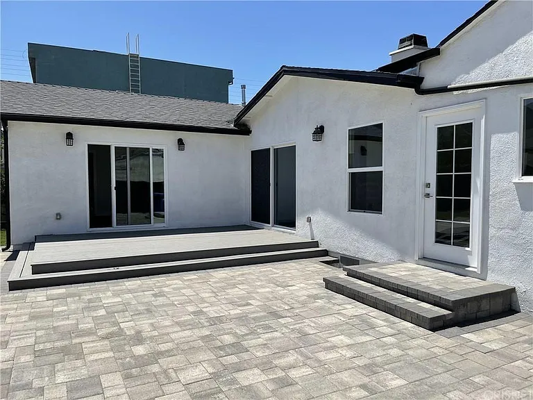 6824 Tobias Ave — Photo 14