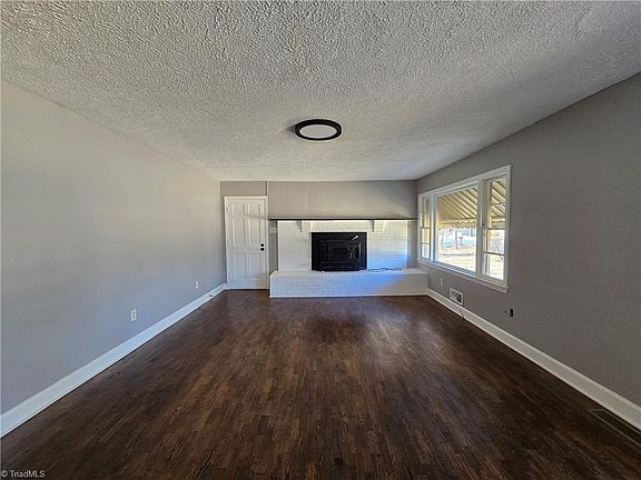 4th image of 912 Friendly Rd