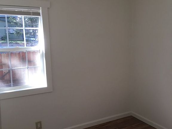 4th image of 1103 Sierra Blvd