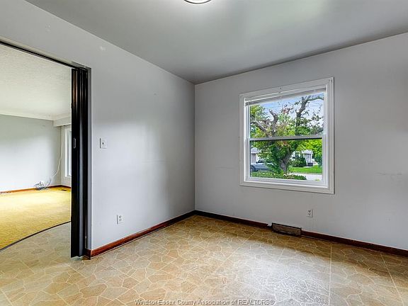 5th image of 118 Queens Ave