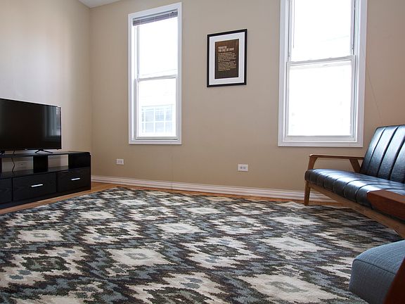 3rd image of 1045 W Belmont Ave #2F