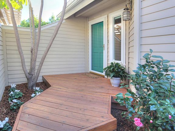 3rd image of 2424 De La Vina St #C