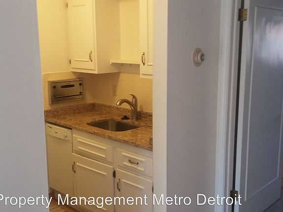 5th image of 31831 Grand River Ave Unit 52