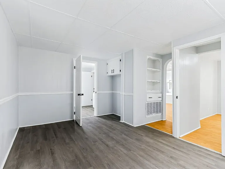 221 N Crysler Ave — Photo 9