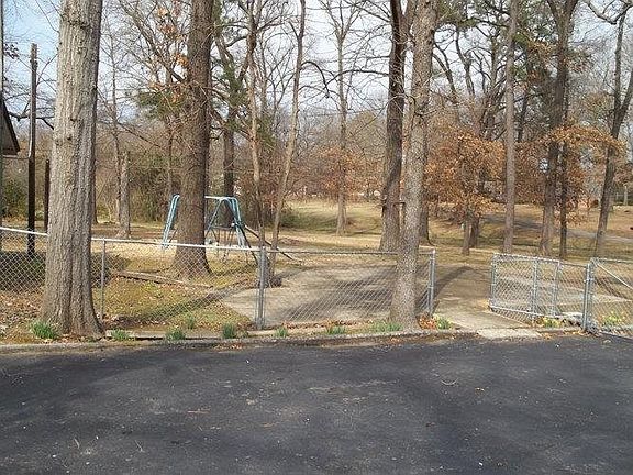 4th image of 112 Dogwood St