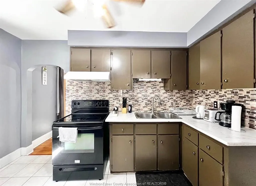 3 bed, $2,100 — Photo 4