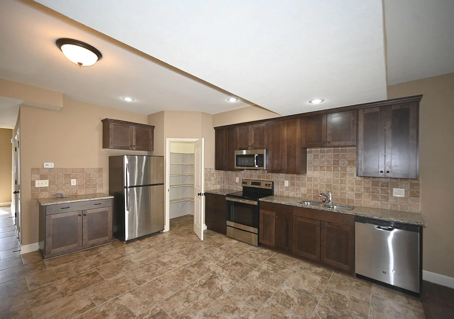 3 Bedroom, 2.5 bath Townhome with 2 car garage! — Photo 4