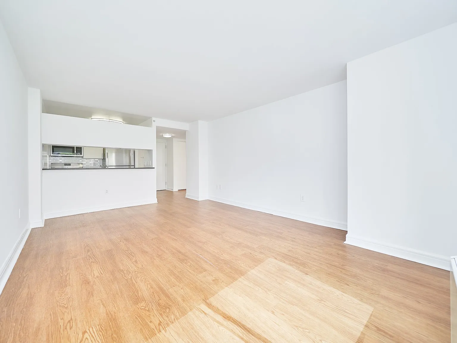 160 Riverside Boulevard — Photo 3