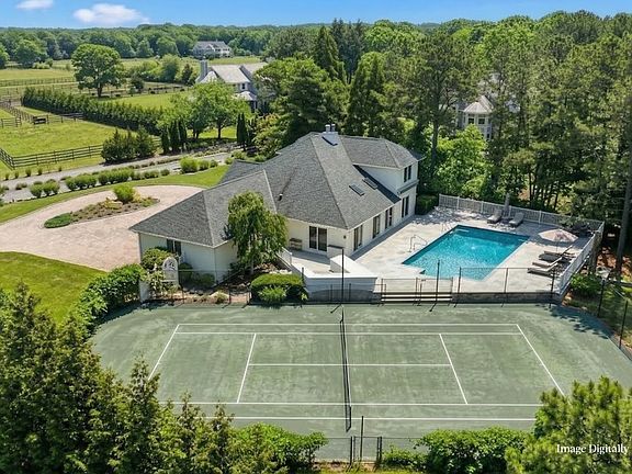 3rd image of 12 Polo Grounds Ln