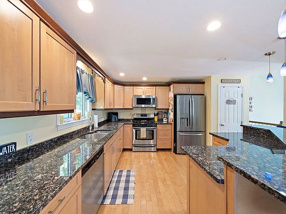 5th image of 735 Pleasant St