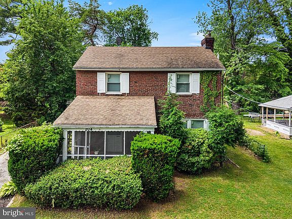 2nd image of 204 N Woodlawn Ave