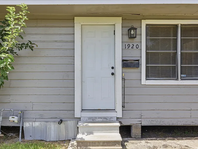 1920 May St — Photo 3