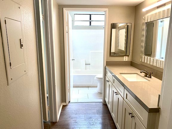 5th image of 15746 Vanowen St #101