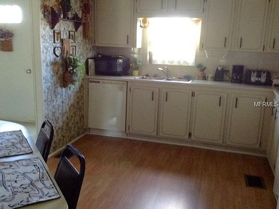 kitchen w/sit down breakfast bar