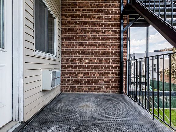 3rd image of 132 Jefferson St APT 2L