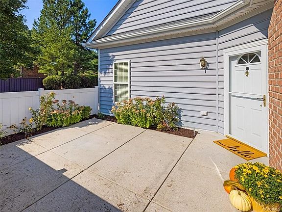 3rd image of 2576 Wanstead Ct