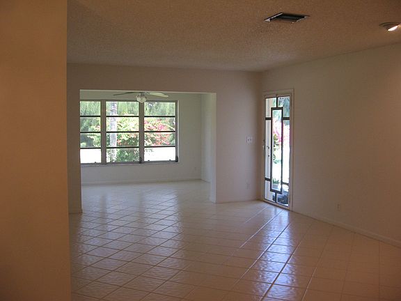 Neutral tile thruout living area