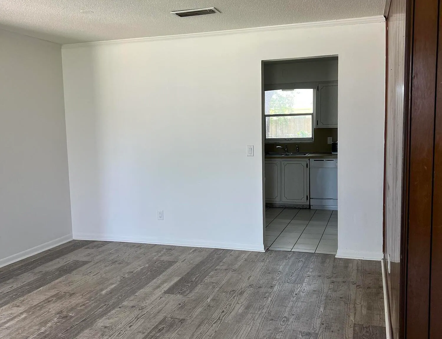 3 bed, 2.0 bath, 1687 sqft, $2,100 — Photo 3