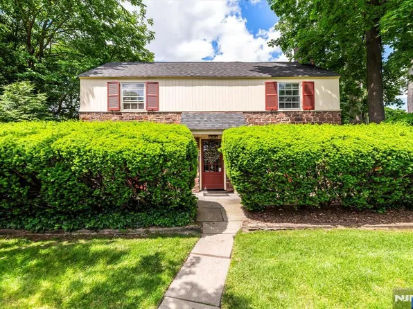 685 Sunset Rd, Teaneck, NJ 07666
