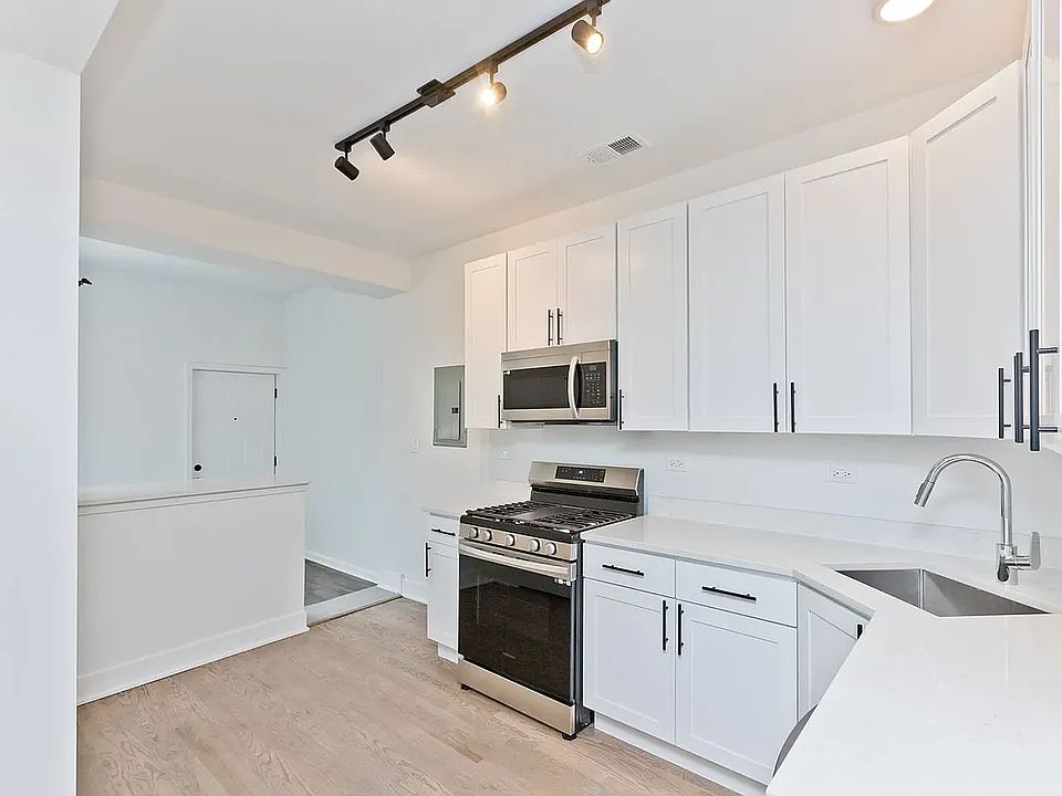 1st image of 2464 N Lincoln Ave #Ff25e7da2