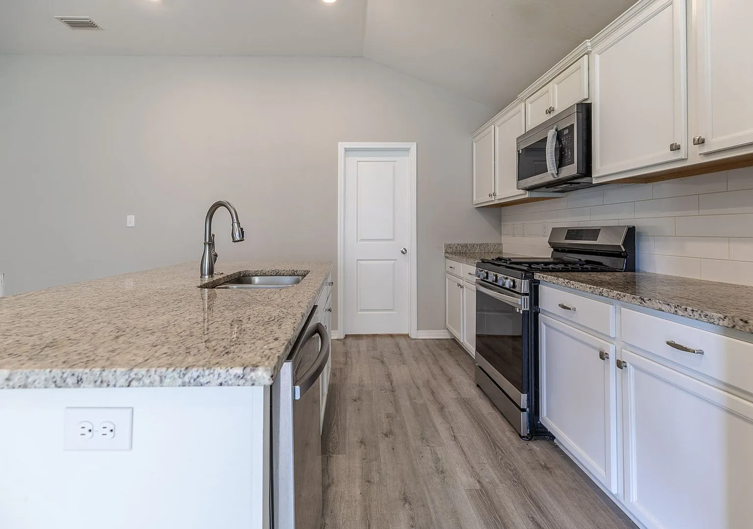 4 bedroom 3 bath home in the Stonebridge subdivision of Spanish Fort — Photo 3