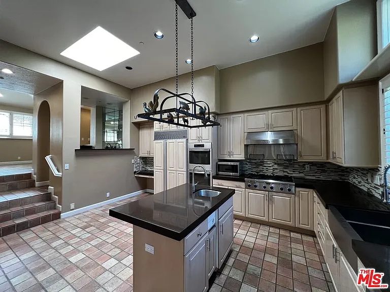 2357 Brookshire Ln — Photo 9