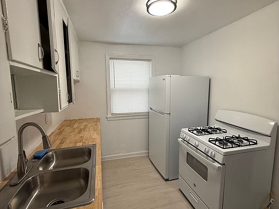 3rd image of 872 Eloise Dr #1