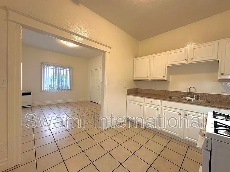 932 W 62nd St — Photo 6