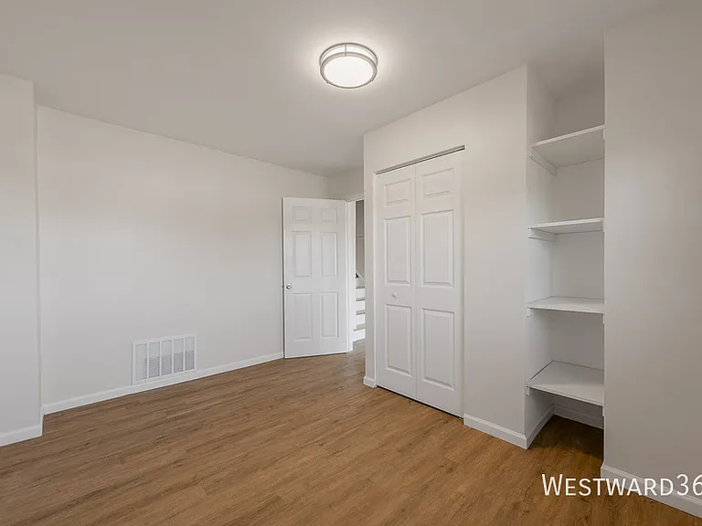 325 E Lake St — Photo 9