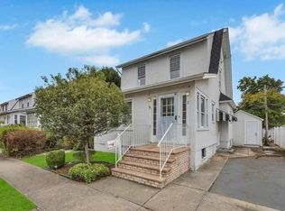 2 Winchester Dr, Lindenhurst, NY 11757