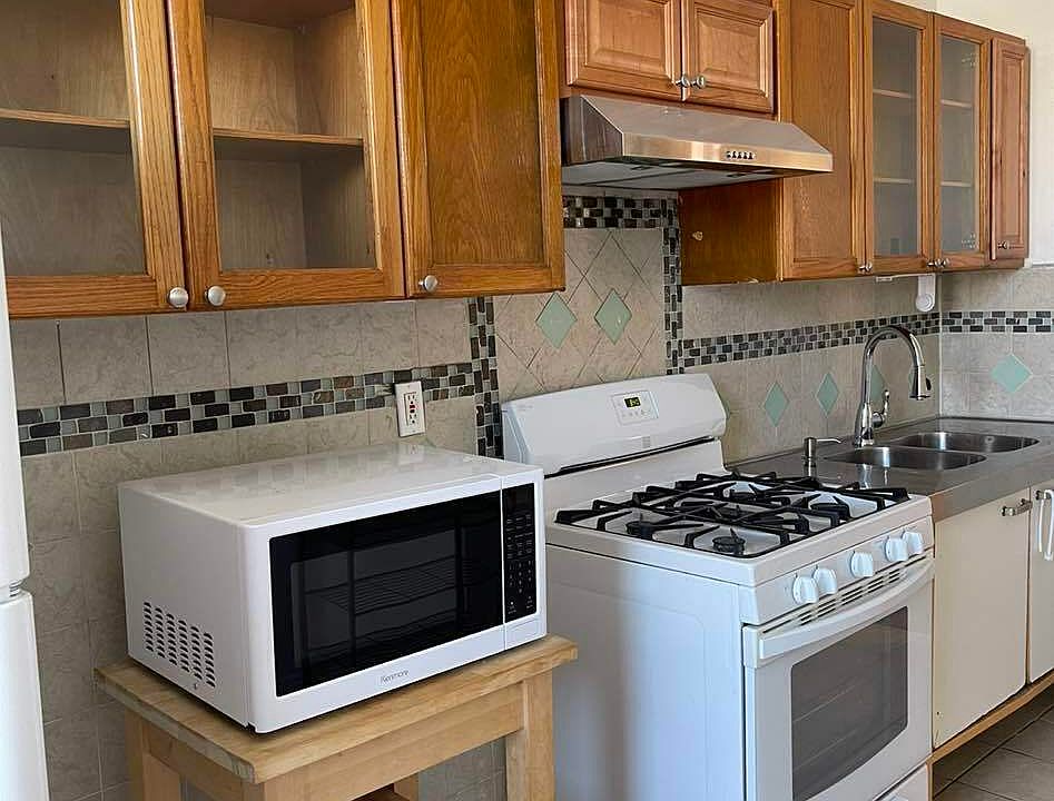 2nd image of 780 Dawson St Floor 2