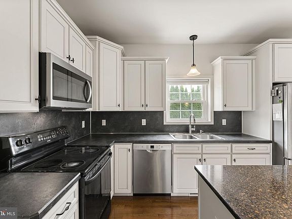 3rd image of 302 Redbud Dr