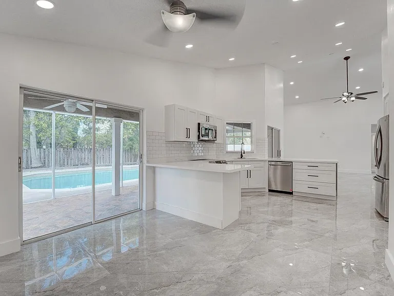 10791 SW 10th Pl — Photo 4