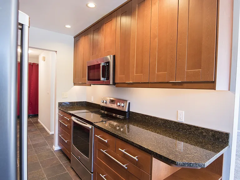 2562 Thorndyke Ave W #304 — Photo 7