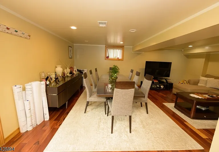 487 Macarthur Ave — Photo 23